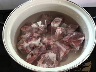 鲜香猪骨炖萝卜的做法步骤：2