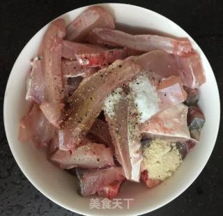 坤博砂锅姜蒜生焗鱼的做法步骤：2