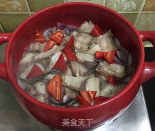 坤博砂锅姜蒜生焗鱼的做法步骤：10