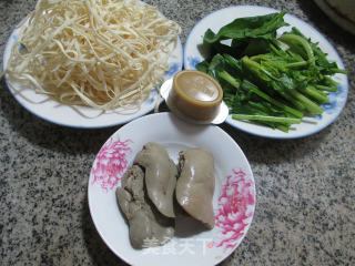 鸭肝菠菜汤面的做法步骤：1