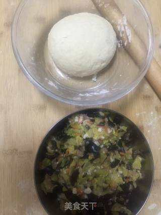 猪肉圆白菜馅饼的做法步骤：1