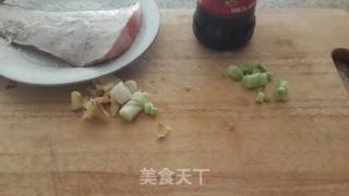干妈牛肉酱烧鱼尾的做法步骤：1