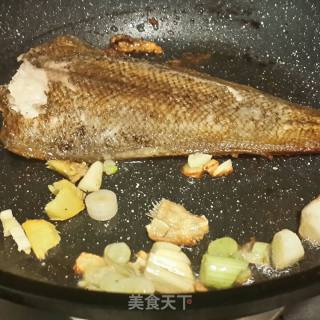 干妈牛肉酱烧鱼尾的做法步骤：4