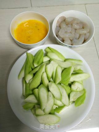 丝瓜虾仁金丝蛋的做法步骤：3