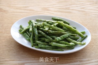 上桌即遭哄抢的下饭菜--干煸四季豆的做法步骤：3