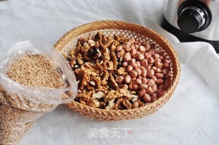 花生芝麻核桃酱的做法步骤：1