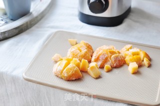 香蕉黄桃奶昔的做法步骤：2