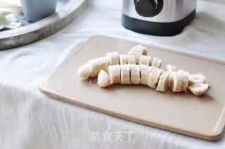 香蕉黄桃奶昔的做法步骤：3