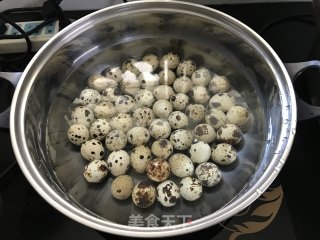 糖醋虎皮鹌鹑蛋的做法步骤：1