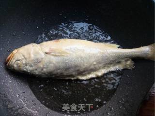 焖黄花鱼的做法步骤：6