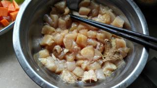 炒鸡丁的做法步骤：1