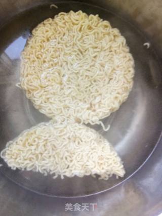#快手懒人餐 #炒方便面的做法步骤：3