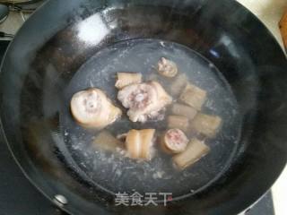 猪尾巴炖萝卜的做法步骤：2