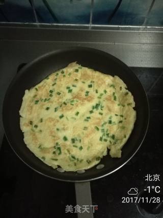 快手早餐韭菜鸡蛋饼的做法步骤：1
