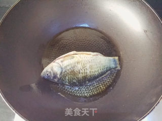 麻油鲫鱼浓汤的做法步骤：2