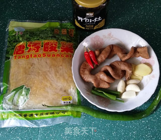 东北酸菜熘肥肠的做法步骤：1