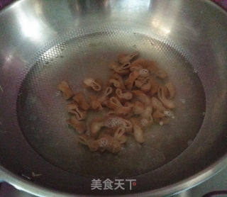 东北酸菜熘肥肠的做法步骤：5
