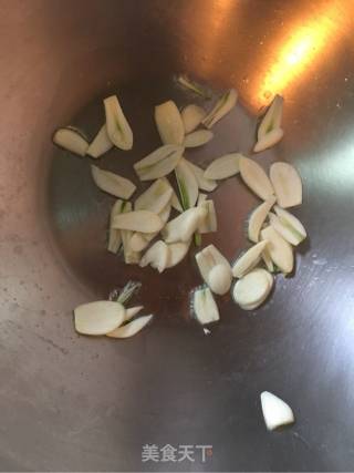 蒜香西兰花的做法步骤：1