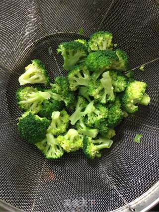蒜香西兰花的做法步骤：2