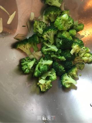 蒜香西兰花的做法步骤：3