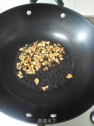 芝麻核桃糊的做法步骤：1