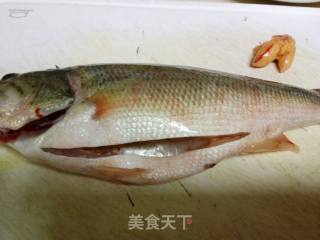清蒸鲈鱼的做法步骤：1