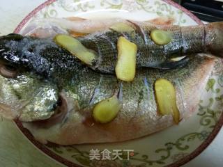 清蒸鲈鱼的做法步骤：3