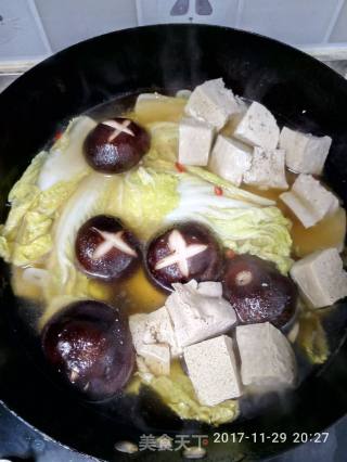暖胃青菜煲（娃娃菜香菇豆腐煲）的做法步骤：4