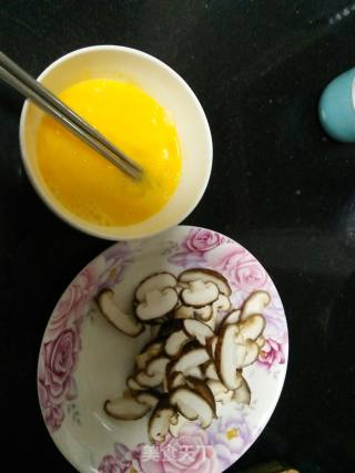 香菇炒鸡蛋的做法步骤：1