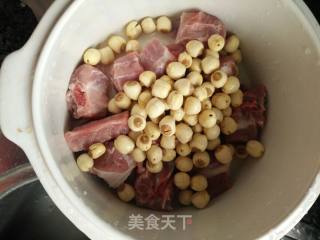 莲子排骨汤的做法步骤：1