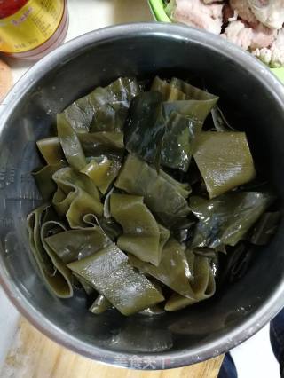 排骨炖海带的做法步骤：1