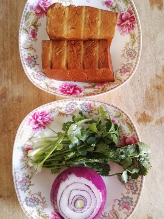 #快手懒人餐#凉拌洋葱豆干的做法步骤：1