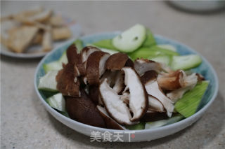 香菇鱼饼丝瓜汤的做法步骤：2