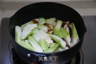香菇鱼饼丝瓜汤的做法步骤：4
