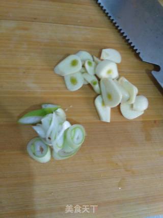 清炒鱼豆腐柿子椒的做法步骤：3