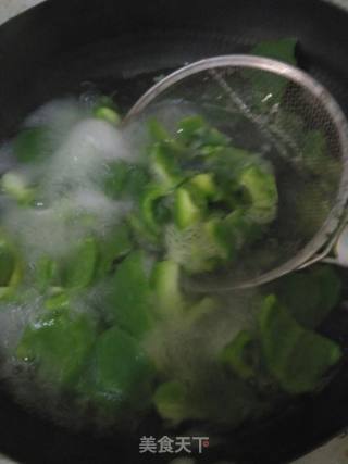 清炒鱼豆腐柿子椒的做法步骤：4
