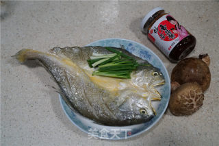 香菇焖黄鱼鲞的做法步骤：1