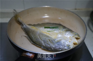 香菇焖黄鱼鲞的做法步骤：2