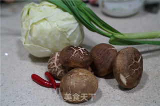 手撕香菇包菜的做法步骤：1