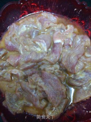 瘦肉炒洋葱的做法步骤：1