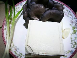 袖珍菇烧豆腐的做法步骤：1