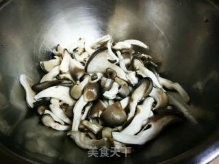 袖珍菇烧豆腐的做法步骤：2