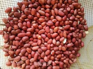 花生米这样炸不糊的做法步骤：2