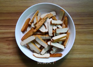 芹菜炒香干的做法步骤：2