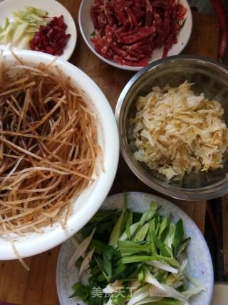 牛肉炒酸菜的做法步骤：1