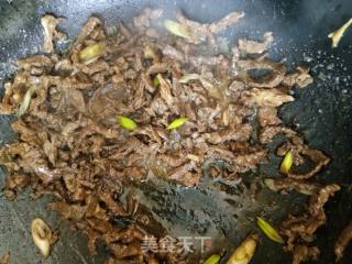 牛肉炒酸菜的做法步骤：2