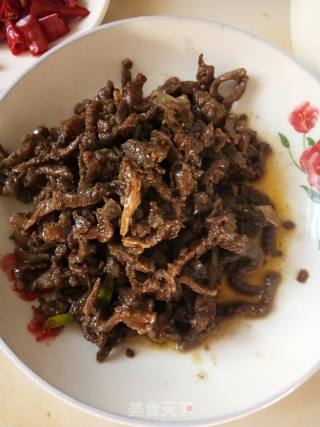 牛肉炒酸菜的做法步骤：3