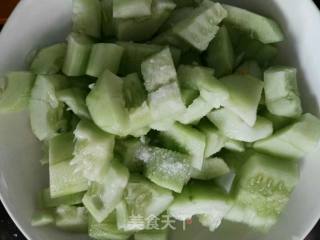 黄瓜炒木耳的做法步骤：2