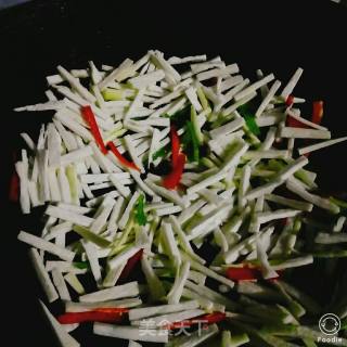 茭白炒猪肉的做法步骤：3