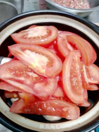 草菇煲西红柿牛肉卷的做法步骤：2